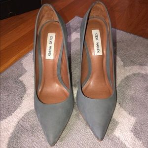 Block heeled pumps